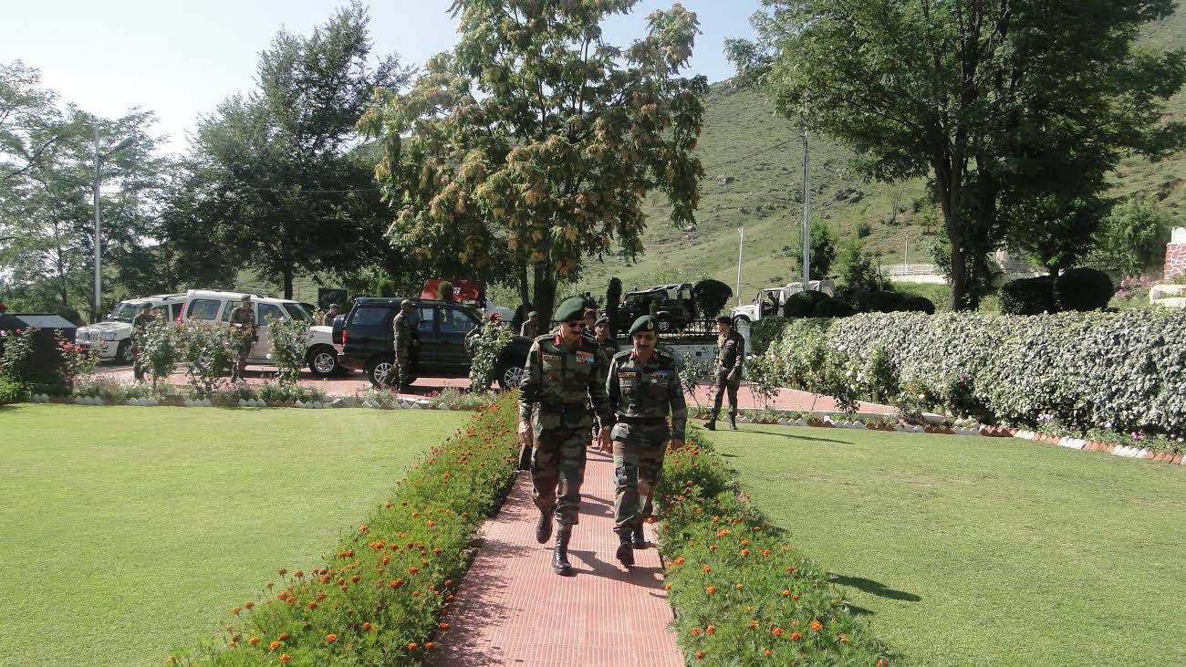 Army chief visits Kashmir